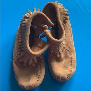 Minnetonka moccasins girl’s size 12 EUC